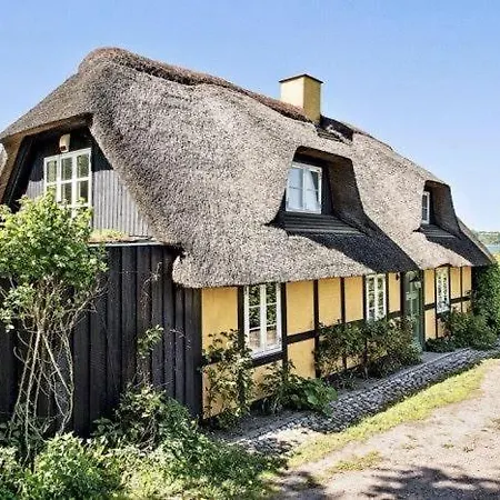 Reetdach-ferienhaus-mit-traumhaftem-panoramameerblick 펜션 *